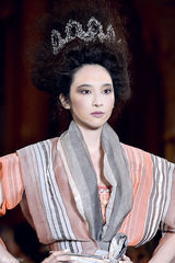 组图：吴佩慈巴黎走秀 西式嫦娥扮唐朝风情