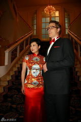 组图：袁莉婚礼晚宴着旗袍喜庆 外籍老公帮开车门