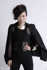 组图：芙蓉姐姐透视装上时尚杂志 中性风显国际范