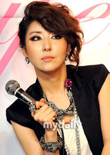 组图：韩歌手金宛善复出乐坛 43岁美丽年轻依旧