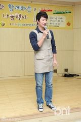 组图：韩星郑俊浩出席志愿活动献爱心