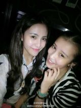 组图：北影表演系新生K歌照竖中指显不雅