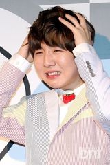 组图：刘承宇出席出道专辑发布尽显可爱魅力