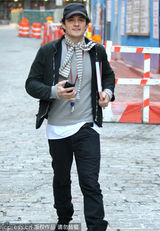 组图：奥兰多现身百老汇 恢复单身心情不错