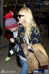 组图：少女时代KARA为赴K-POP演唱会亮相机场