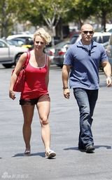 幻灯图集：布兰妮红衣出游不惧凸点 硬汉保镖护左右