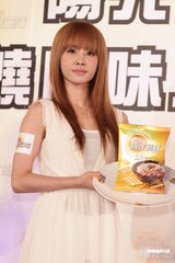 组图：蔡依林无奈玉照被盗用 回赞锦荣腹肌棒