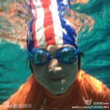 组图：张亮穿泳裤与天天戏水 女网友喊把持不住