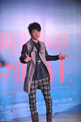 组图：光良月底工体馆开唱 为演唱会热身抖空竹