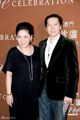 组图：刘嘉玲低胸装大秀乳沟 梁朝伟将为其庆生