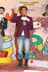 组图：吴卓羲出席新春活动计划买桃花增观众缘