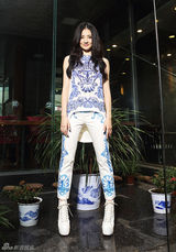 组图：徐璐时尚青春写真 甜美清新“童心未泯”