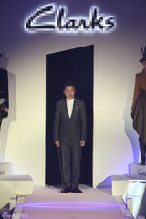 组图：吴秀波黑白装消瘦亮相  辣妈环绕显悦色