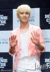 组图：SHINeeKey等宣传音乐剧《Bonnie&Clyde》