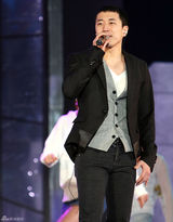 高清组图：众服役艺人参加韩国《演艺士兵演唱会》 