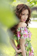 组图：刘心悠花朵裙装拍写真 望早日遇真命天子