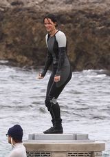 组图：《饥饿游戏2》片场 詹妮弗-劳伦斯新制服曝光