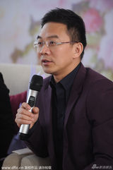 组图：郎永淳携患癌妻子亮相 好丈夫亲密呵护