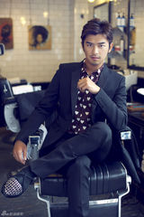 组图：陈柏霖拍绅士大片 褪去男孩气变身轻熟男