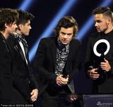 组图：单向乐队获全球成功奖 五子现场调戏奖杯