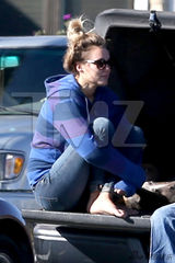 组图：保罗女友车祸后首现身 擦拭眼泪深陷悲伤