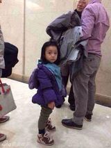 组图：曝赵薇爱女小四月萌照 母女海洋馆看海豚