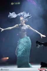 组图：容祖儿半裸开唱 自嘲瘦到没胸只剩两点