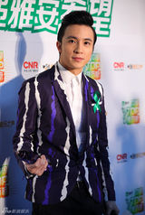 组图：TOP榜后台群星开心合照 奖杯似巨型针头