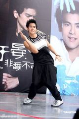 幻灯图集：彭于晏首次跳舞 桂纶镁助阵送拥抱