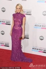 组图：全美音乐奖红毯女星争艳 比伯亲老妈鸟叔搞怪