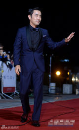 组图：柳承龙亮相大钟红毯 亲切挥手显熟男范