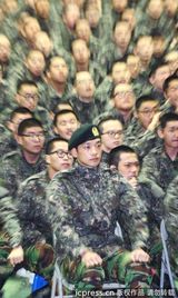 组图：Rain新兵军训正襟危坐 行军礼英姿飒爽