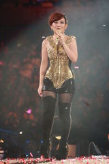 组图：梁静茹银白短裙开唱 送亲笔签名纸飞机