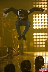 组图：萧敬腾受恐吓照常演出 保镖贴身保护