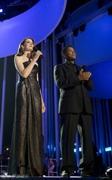 安妮-海瑟薇和丹泽尔-华盛顿主持诺贝尔奖音乐会