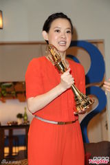 组图：曾宝仪亲吻迟来金钟奖 避谈父亲辞会长