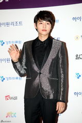 组图：众星亮相韩国百想艺术大赏