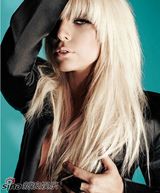 高清组图：Lady GaGa登杂志封面 大秀时尚经 