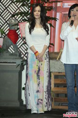 组图：徐若瑄为弟弟站台 白衣长裙文静优雅