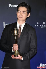 组图：周渝民金钟奖封视帝 后台激动亲吻奖杯