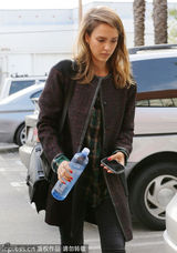 组图：阿尔芭时尚秋装出镜 低头看手机面无表情