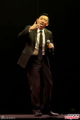 组图：杜汶泽西装登台说秀 夫妻当众热吻