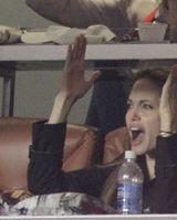 幻灯图集：皮特朱莉看球激吻 力破不和传闻