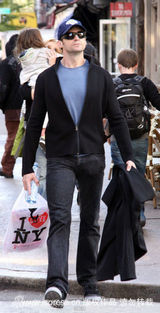 幻灯图集：休杰克曼一家三口外出 女儿艾娃可爱