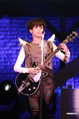 高清组图：何韵诗不改帅气风格 蘑菇头中性开唱