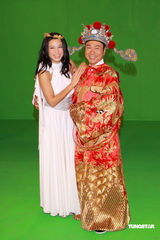 幻灯图：黎耀祥廖碧儿扮财神爱神拍新年宣传片