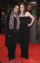 幻灯图：《孩子们没事》首映 朱丽安-摩尔黑裙性感