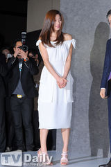 组图：全智贤白裙性感站台 露香肩甜美端庄