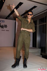 组图：黄日华父女档合作拍剧 关楚耀饰精神病患