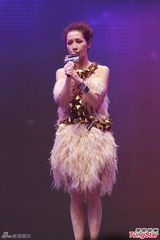 组图：陈伟霆获新城亚洲跳唱歌手奖 吴雨霏天鹅装